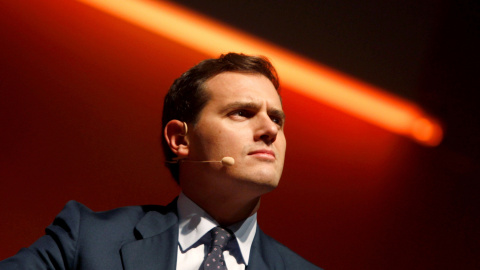 El líder de Ciudadanos, Albert Rivera, durante un  coloquio abierto organizado en A Coruña. (Cabalar/EFE)