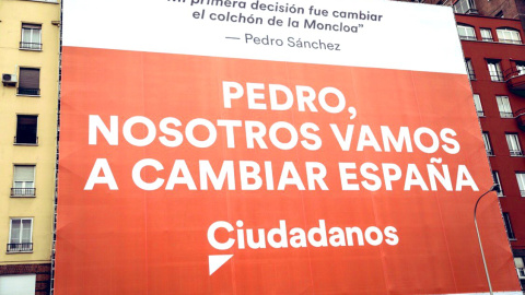 La lona que Ciudadanos ha colgado en la fachada un edificio de Avenida de América contra Pedro Sánchez. | Ciudadanos