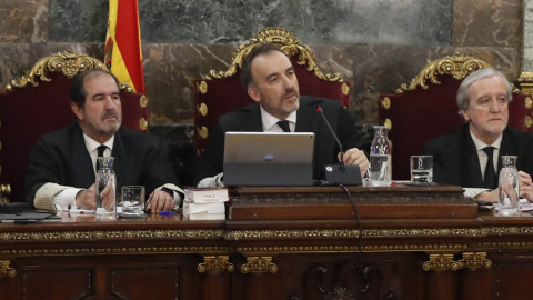 La presidencia del tribunal que juzga en el Supremo a los dirigentes del procés: Andrés Martínez Arrieta, Manuel Marchena y Juan Ramón Berdugo. EFE/J.J.Guillén