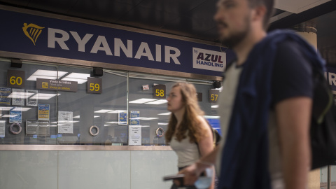 Ventanilla de Ryanair en el Aeropuerto Josep Tarradellas Barcelona-El Prat, a 8 de agosto de 2022.