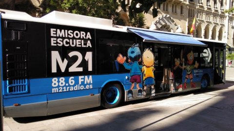 M-21, la emisora escuela del Ayuntamiento, monta un estudio de radio en un antiguo bus de la EMT para incorporar la experiencia a los colegios e institutos de la capital