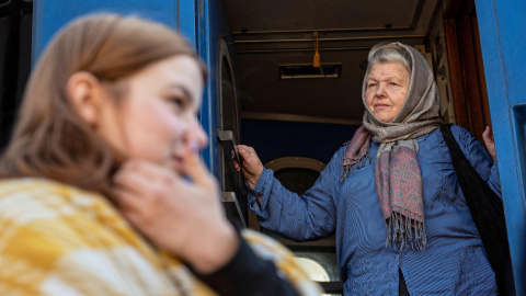 Los ucranianos que huyen de Kiev a Varsovia descansan mientras su tren se detiene en la estación de tren de Dorohusk, Polonia, el 28 de febrero de 2022.- EFE Los ucranianos que huyen de Kiev a Varsovia descansan mientras su tren se detiene en la estación de tren de Dorohusk, Polonia, el 28 de febrero de 2022.- EFE