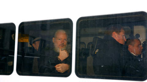 El fundador de WikiLeaks, Julian Assange, en un furgón policial tras ser arrestado por agentes de Scotland Yard, en la Embajada de Ecuador en Londres. REUTERS/Henry Nicholls