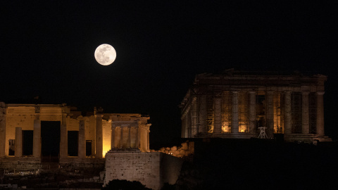 La súper luna de nieve sobre el Acrópolis en Atenas, Grecia | REUTERS/Alkis Konstantinidis