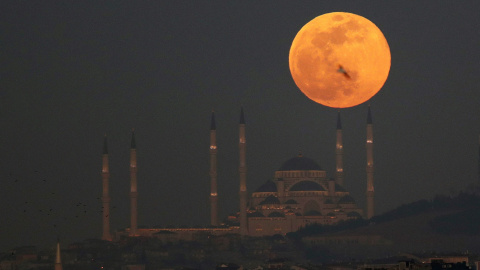 La superluna es un fenómeno que ocurre cuando la luna llena se encuentra en su perigeo, el punto más cercano a la Tierra EFE/ Erdem Sahin