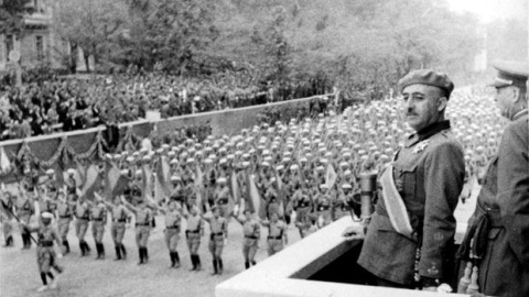 Franco en el primer desfile de la Victoria. Ese mismo día se le concedió la mayor distinción militar del Ejército español