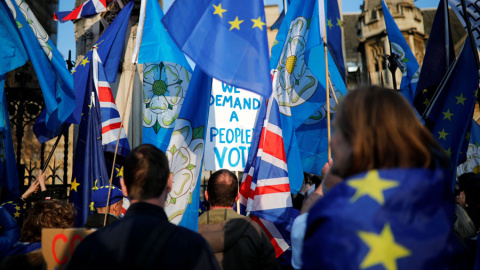 Manifestantes contra el brexit a las afueras del Parlamento británico este lunes. REUTERS/Alkis Konstantinidis