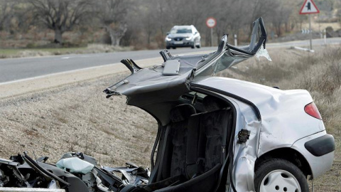 estado de un coche tras un accidente en la N-122. - EFE