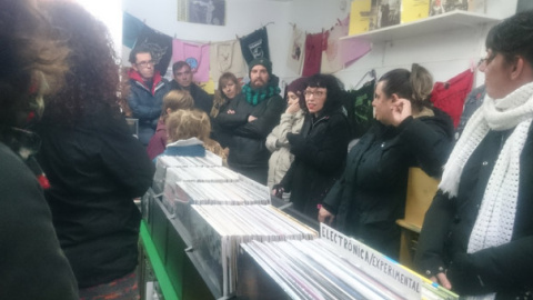 Parada del paseo 'La memoria musical de Prosperidad' en la tienda de discos La Negra. / H.M.