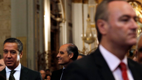 Los expresidents de la Generalitat valenciana Alberto Fabra (d), Eduardo Zaplana (i) y Francisco Camps (c), en la ceremonia de toma posesión como arzobispo de Valencia de Antonio Cañizares. EFE