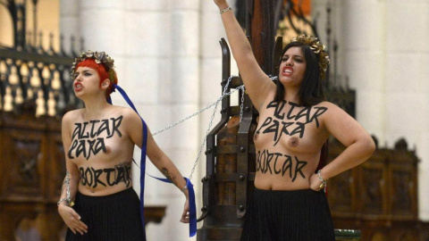 Activistas de Femen durante su protesta en la catedral de la Almudena en Madrid.- AFP/ARCHIVO