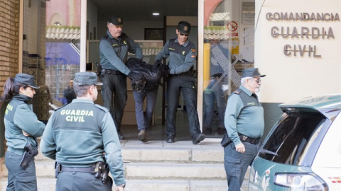 Agentes de la Guardia Civil trasladan a Bernardo Montoya.