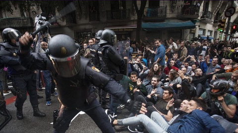 Cargas policiales en el día del referéndum. EFE/Archivo