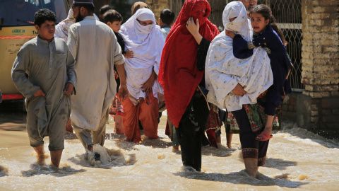 Una familia trata de cruzar una calle en la provincia de Khyber Pakhtunkhwa.