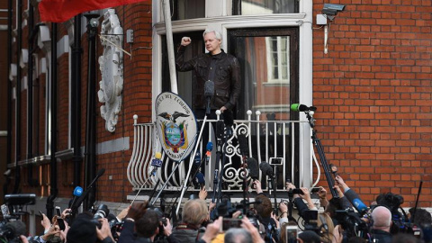 Fotografía de archivo del 19 de mayo del 2017 que muestra al fundador de Wikileaks, Julian Assange, mientras comparece ante los medios desde el balcón de la embajada ecuatoriana en Londres (Reino Unido). - EFE