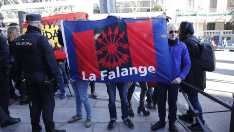 Un hombre sujeta una bandera de La Falange, en la concentración en contra de lo procesados por el juicio del Procés en el Tribunal Supremo. Eduardo Parra Europa Press