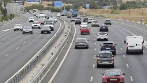 Varios vehículos circulan por la autovía A-5, a 26 de agosto de 2022.