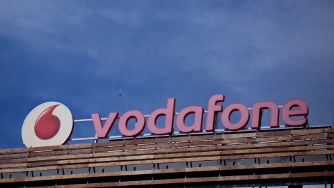 El logo de Vodafone en su sede en Madrid. REUTERS/Andrea Comas