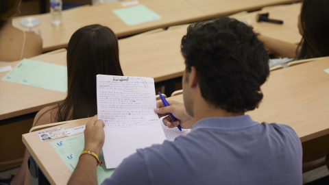 Un estudiante repasa los apuntes durante el primer día de la convocatoria extraordinaria de la Prueba de Evaluación de Bachillerato para el Acceso y la Admisión en la Universidad en la Facultad de Física, a 12 de julio de 2022 en Sevilla.