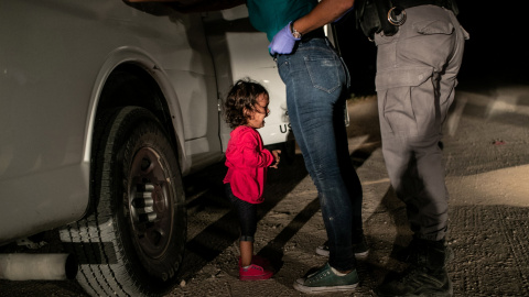 'Niña llorando en la frontera', de John Moore, muestra a una niña hondureña retenida en la frontera entre Estados Unidos y México. / Getty Images - Reuters