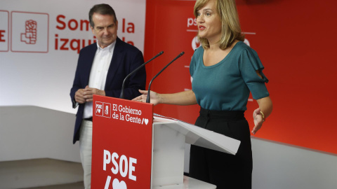 La portavoz del PSOE, Pilar Alegría acompañada por el socialista y alcalde de Vigo, Abel Caballero, durante la rueda de prensa posterior a la reunión de la Ejecutiva Federal del PSOE en su sede de la calle Ferraz en Madrid este lunes