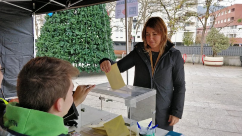 Una mujer votando en Donostia durante la consulta popular.