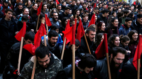 Miles de personas marchan en Atenas para conmemorar las protestas estudiantiles contra la dictadura de 1973. REUTERS/Costas Baltas