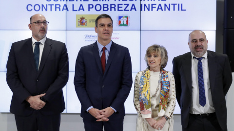 El presidente del gobierno Pedro Sánchez, la ministra de Sanidad María Luisa Carcedo, el presidente ejecutivo de Telefónica España Emilio Gayo (i),y el sociólogo español especialista en el estudio de la pobreza Pau Marí-Klose, en la Cumbre Empresar