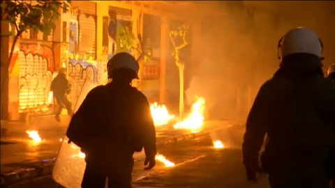 Batalla campal en Atenas tras la manifestaciÃ³n en recuerdo al levantamiento universitario de 1973