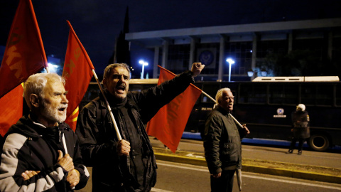 Miles de personas marchan en Atenas para conmemorar las protestas estudiantiles contra la dictadura de 1973. REUTERS/Costas Baltas