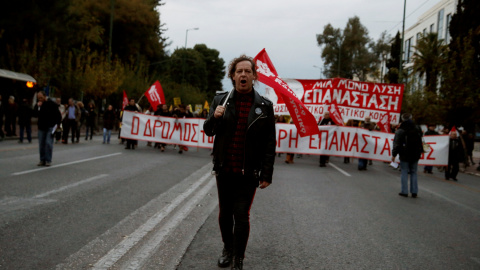 Miles de personas marchan en Atenas para conmemorar las protestas estudiantiles contra la dictadura de 1973. REUTERS/Costas Baltas