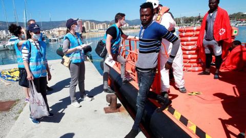 Llegada al puerto de Algeciras (Cádiz) de los ocho inmigrantes que Salvamento Marítimo ha rescatado este domingo de una patera que navegaba por el Estrecho con rumbo a la costa española. EFE/A.Carrasco Ragel.