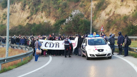 Mossos d'Esquadra amb manifestants del CDR a Terrassa el 21-F. ANDER ZURIMENDI.