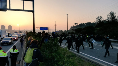 Càrrega dels Mossos d'Esquadra a la C-58 durant la vaga del 21-F. ANDER ZURIMENDI