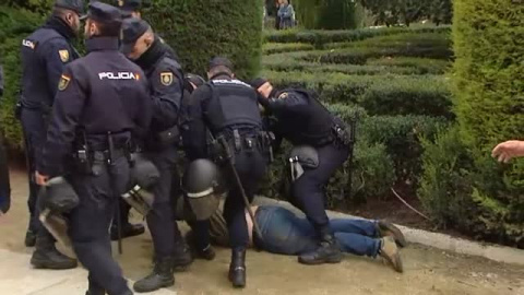 Tres activistas de Femen irrumpen en una marcha falangista en Madrid