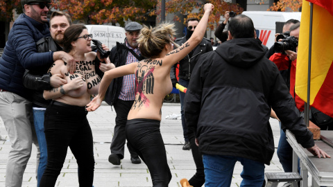 Activistas de Femen irrumpen en un acto de Falange convocado con motivo del 20N./EFE/Víctor Lerena