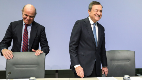 El presidente del BCE, Mario Draghi, y el vicepresidente, Luis de Guindos, antes de la rueda de prensa posterior a la reunión del Consejo de Gobierno de la entidad, en Fráncfort. EFE