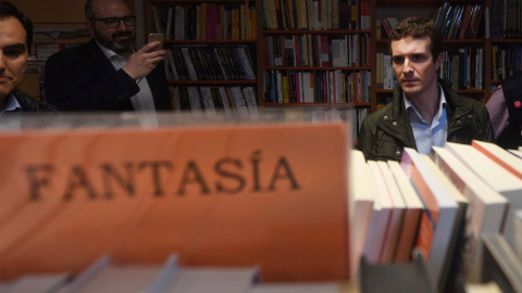 El presidente del PP, Pablo Casado, visita una librería durante un paseo electoral. RAFA ALCAIDE/EFE