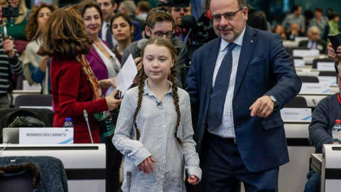 a joven activista de 16 años sueca Greta Thunberg (c) y el presidente del Consejo Económico y Social Europeo, Luca Jahier (dcha), participan en el evento "Sociedad civil por el renacimiento" este jueves en Bruselas (Bélgica). EFE/ Stephanie Lecocq