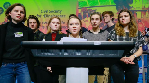 La joven activista de 16 años sueca Greta Thunberg (c) da un discurso mientras participa en el evento "Sociedad civil por el renacimiento" este jueves en Bruselas (Bélgica). EFE/ Stephanie Lecocq