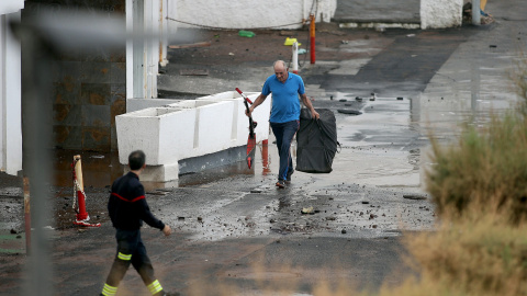 Varias familias han sido evacuadas del edificio El Roque en Mesa del Mar (Tacoronte) ya que el agua por el fuerte oleaje llegó a la segunda planta y rompió los cristales del primer piso. EFE/Cristóbal García