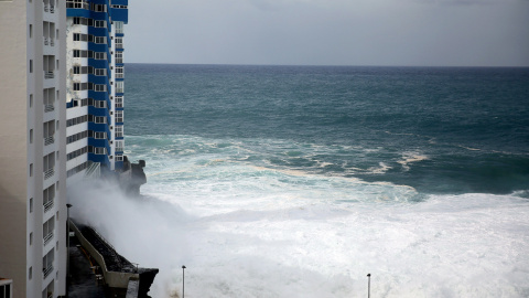 Todas las islas de Canarias se encuentran en situación de alerta decretada por el Gobierno regional, con áreas en aviso naranja por parte de la Agencia Estatal de Meteorología, por olas de hasta seis metros. En la imagen la costa de Tacoronte en Mesa d