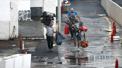 Varias familias han sido evacuadas del edificio El Roque en Mesa del Mar (Tacoronte) ya que el agua por el fuerte oleaje llegó a la segunda planta y rompió los cristales del primer piso. EFE/Cristóbal García