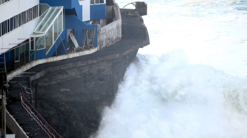 Fuerte oleaje obliga a desalojar a 39 personas de dos edificios en Tenerife. EFE/Cristobal García