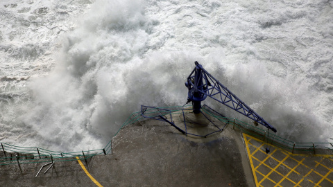 Todas las islas de Canarias se encuentran en situación de alerta decretada por el Gobierno regional, con áreas en aviso naranja por parte de la Agencia Estatal de Meteorología, por olas de hasta seis metros. EFE/Cristóbal García