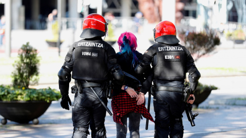 13/04/2019.- Una joven es detenida por agentes de la Ertzaintza durante la concentración que un centenar de personas han llevado a cabo ante el Palacio Euskalduna de Bilbao, donde esta tarde participa el líder de Vox, Santiago Abascal en un acto elector