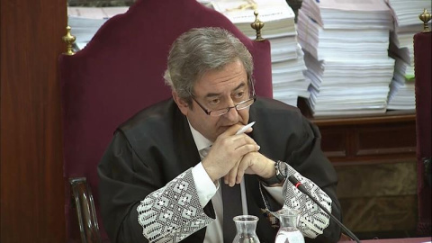 Captura de la señal institucional del Tribunal Supremo.- El fiscal Javier Zaragoza, durante el interrogatorio al expresidente de la ANC Jordi Sànchez, en la sexta sesión del juicio del "procés" este jueves en el Tribunal Supremo. EFE/Tribunal Supremo