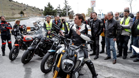 El presidente de Ciudadanos, Albert Rivera, celebra este lunes un acto electoral con motoristas en el mirador de Ángel Nieto, cerca del puerto de la Cruz Verde de Madrid. - EFE