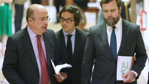 El diputado de Vox, Ignacio Gil Lázaro; el diputado de Vox por Asturias, José María Figaredo y el portavoz de Vox en el Congreso, Iván Espinosa de los Monteros, en el Congreso, a 7 de junio de 2022.