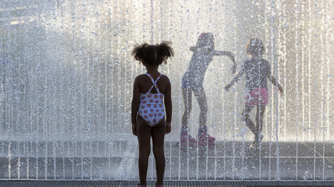 01/09/2022-Varios niños se refrescan en una fuente de Zaragoza, el 1 de septiembre de 2022